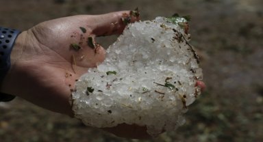 Uşak'ta etkili olan dolu yağışı mahalle sakinlerini korkuttu