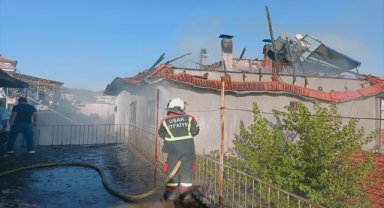 Uşak'ta müstakil evde çıkan yangın söndürüldü