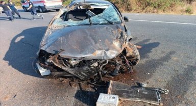 Uşak'ta refüje çarpan otomobildeki 1'i bebek, 3 kişi yaralandı