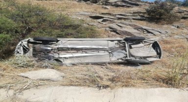 Uşak'ta şarampole devrilen otomobildeki çocuk yaralandı