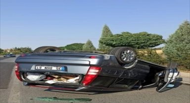 Uşak'ta şarampole yuvarlanan otomobildeki 4 kişi yaralandı