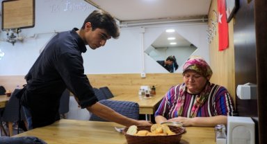 Uşak'ta soluk borusuna yemek kaçan kişiyi lokantada staj yapan öğrenci kurtardı