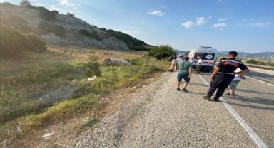 Uşak'ta tarlaya devrilen araçtaki 4 kişi yaralandı