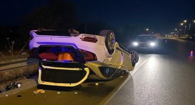 Afyonkarahisar'da bariyere çarpan otomobildeki 5 kişi yaralandı