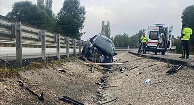 Afyonkarahisar'da bariyerlere çarpan hafif ticari araçtaki 1 kişi öldü
