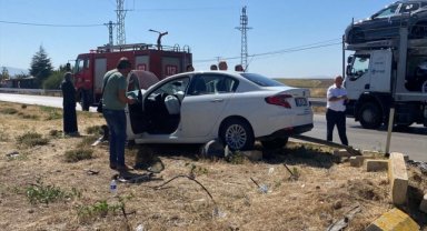 Afyonkarahisar'da iki otomobilin çarpıştığı kazada 5 kişi yaralandı