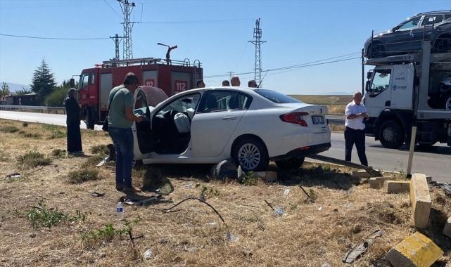 Afyonkarahisar'da iki otomobilin çarpıştığı kazada 5 kişi yaralandı