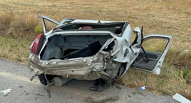 Afyonkarahisar'da şarampole devrilen otomobildeki 3 kişi yaralandı