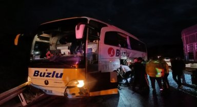 Afyonkarahisar'da tırla yolcu otobüsünün çarpışması sonucu 4 kişi yaralandı