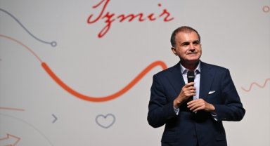 AK Parti Sözcüsü Ömer Çelik, İzmir'de gençlere seslendi: