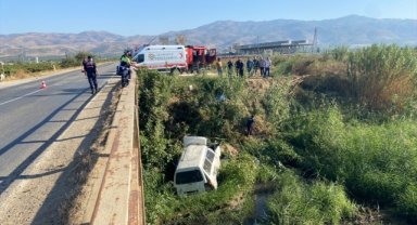 Alaşehir'de köprüden düşen minibüsün sürücüsü yaralandı