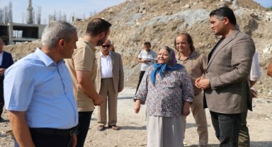 Aliağa'da şehit ailesi, okul inşaatını ziyaret etti