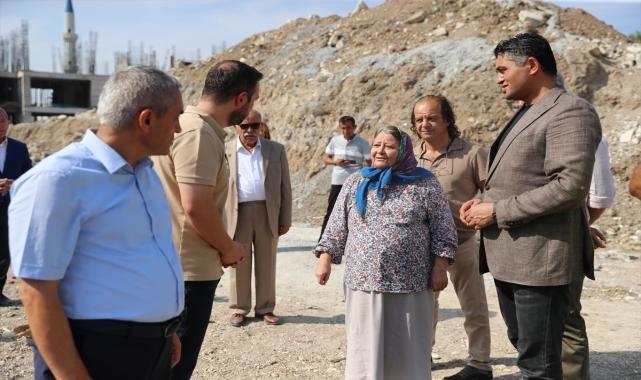 Aliağa'da şehit ailesi, okul inşaatını ziyaret etti
