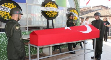 Ankara'da kalp krizi sonucu ölen astsubay İzmir'de defnedildi