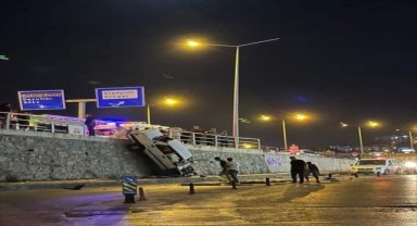 Aydın'da bariyerlere çarpan otomobilin sürücüsü öldü