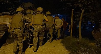 Aydın'da kovalama sonucu durdurulan otomobildeki şüpheli polisi bıçakla yaraladı