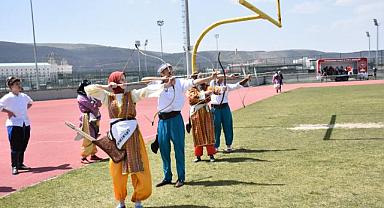 Bakan Bak Afyonkarahisar Okul Sporları birimini üstün hizmetleri için plaketle onurlandırdı