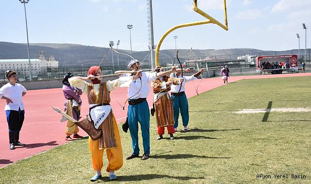 Bakan Bak Afyonkarahisar Okul Sporları birimini üstün hizmetleri için plaketle onurlandırdı