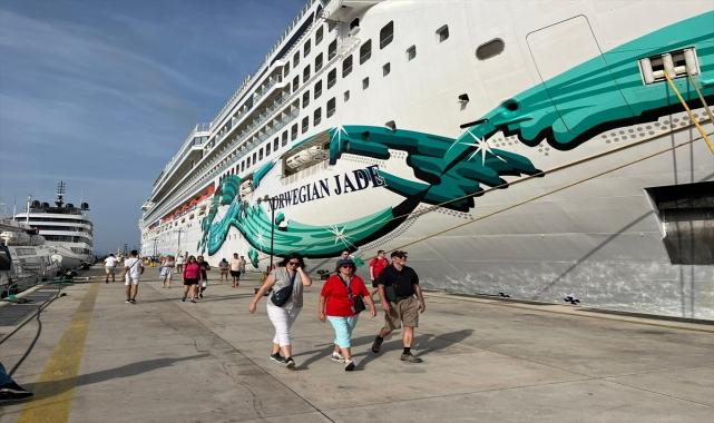 Bodrum'a "Norwegian Jade" kruvaziyeriyle 2 bin 459 yolcu geldi