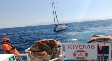 Bodrum açıklarında sürüklenen teknedeki 2 kişi kurtarıldı