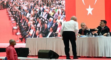 CHP İzmir İl Kongresi'ne arbede yaşanması üzerine ara verildi