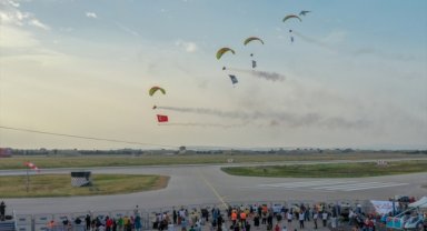 Çocuklar, hayallerindeki uçaklara TEKNOFEST'te dokunuyor