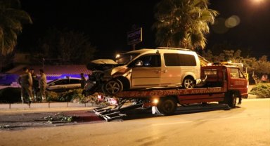 Denizli'de ağaca ve aydınlatma direğine çarpan hafif ticari araçtaki 2 kişi öldü