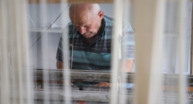 Denizlili dokuma ustası 56 yıldır dedesinden miras el tezgahının başında