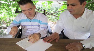 Denizlili şair Gökhan Sağıt, imza günü düzenledi