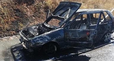 Dinar'da seyir halindeki otomobil alev aldı