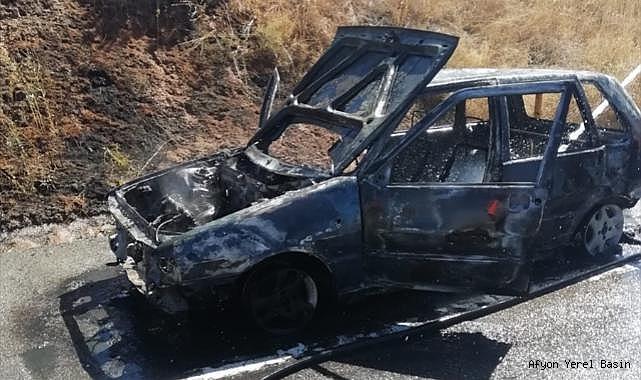Dinar'da seyir halindeki otomobil alev aldı