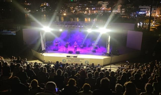 Doktorların kurduğu müzik grubu, Datça'da sokak hayvanları için sahne aldı