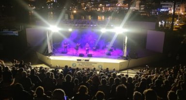 Doktorların kurduğu müzik grubu, Datça'da sokak hayvanları için sahne aldı