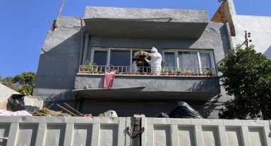 Efeler'de kötü koku şikayetlerine konu olan evlerde temizlik yapıldı