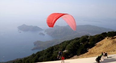 Fethiye'de düzenlenen Yamaç Paraşütü Dünya Akro Kupası Süper Finali sürüyor
