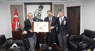 Gaziler Belediye Başkanı Nihat Sarı'ya Hediye Vererek Teşekkür Etti