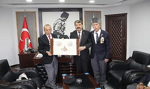 Gaziler Belediye Başkanı Nihat Sarı'ya Hediye Vererek Teşekkür Etti