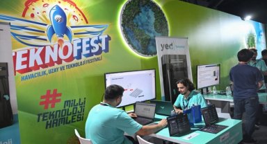 Genç girişimciler, geliştirdikleri elektrikli araç şarj istasyonu ile TEKNOFEST İzmir'de