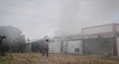 GÜNCELLEME - Uşak'ta tekstil fabrikasında çıkan yangın söndürüldü