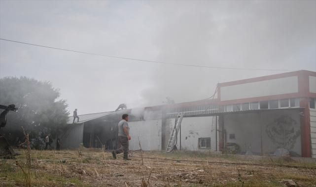 GÜNCELLEME - Uşak'ta tekstil fabrikasında çıkan yangın söndürüldü