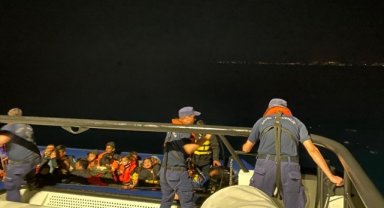 İzmir açıklarında 151 düzensiz göçmen yakalandı