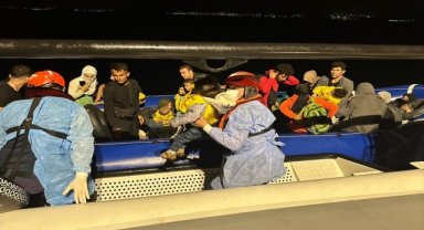 İzmir açıklarında 37 düzensiz göçmen yakalandı