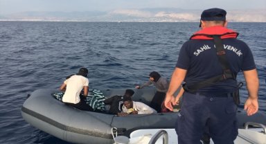 İzmir açıklarında 79 düzensiz göçmen kurtarıldı, 17 göçmen yakalandı