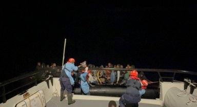 İzmir açıklarında 81 düzensiz göçmen kurtarıldı, 23 göçmen yakalandı