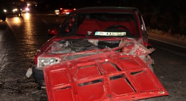 İzmir'de iki otomobilin çarpışması sonucu 5 kişi yaralandı
