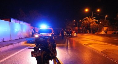 İzmir'de refüje çarpan motosikletteki öğretmen hayatını kaybetti
