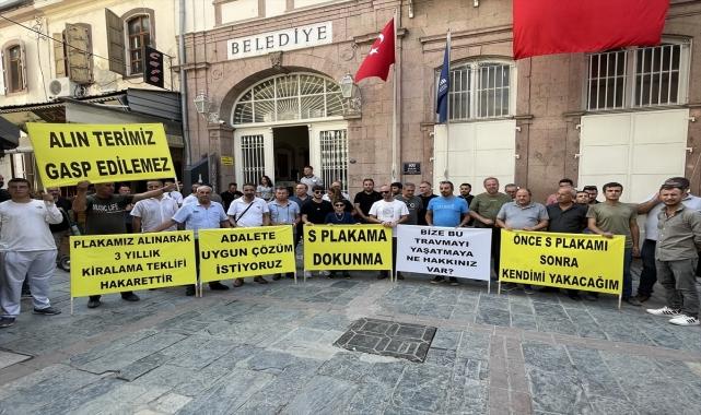 İzmir'de "S plaka" mağduru olduğunu iddia eden grup basın açıklaması yaptı