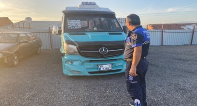 İzmir'de trafikte tartıştığı sürücüyü bıçakla yaralayan minibüs şoförü tutuklandı
