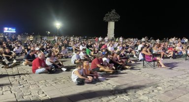 İzmir'de vatandaşlar Türkiye-Sırbistan final maçını meydana kurulan ekranda izliyor