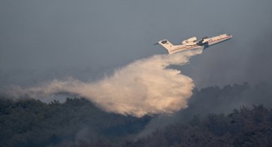 İzmir'deki orman yangınına müdahale eden helikopter baraja düştü
